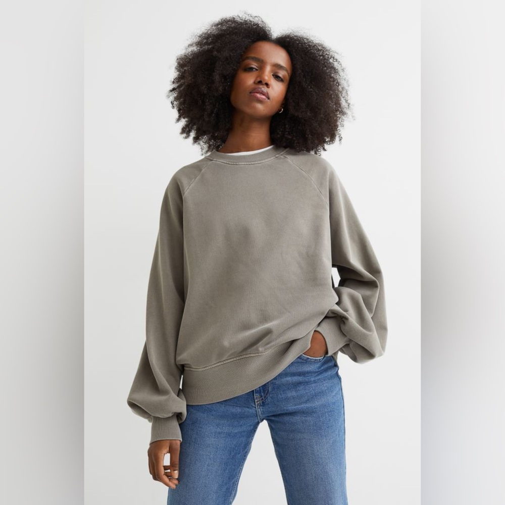 NWOT • H&M Raglan Sleeved Oversized Sweatshirt Top Women’s Medium Dark Taupe